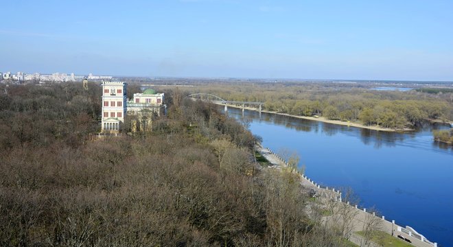 The embankment of the Sozh River. The natural-architectural ensemble of the picturesque bank of the Sozh River. Gomel Palace and Park Ensemble