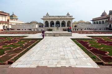 Obraz premium India, Agra - January 7 2020 - A garden in the red Agra fort
