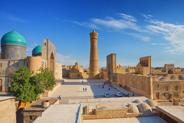 historisches Bukhara in Usbekistan mit der Mir-Arab-Madrasa bei schönem Wetter