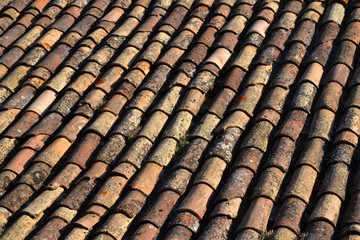 Roussillon, France, 24 aout 2012: Toit en tuiles typiques des maisons provençales.