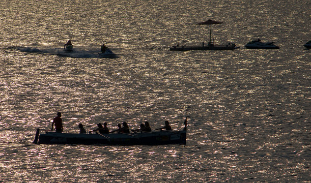 Trainera en el atardecer