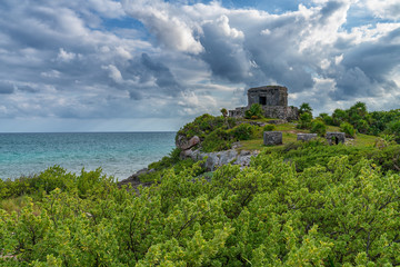 Fototapeta na wymiar Tulum Mayan ruins along the beach