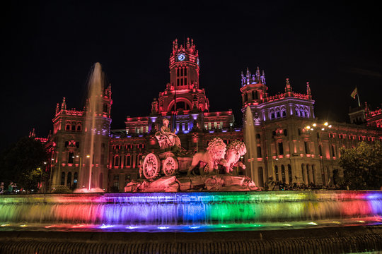 Fuente de Cibeles iluminada el d&iacute;a del orgullo gay, Madrid, Espa&ntilde;a