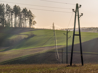 Masten einer Starkstrom Leitung im Feld