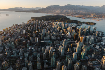 Obraz premium Zachód słońca nad miastem Vancouver
