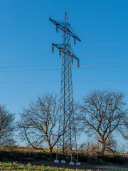 Strommasten neben einem J&auml;gersitz