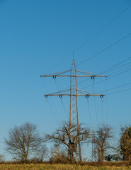 Masten einer Starkstrom Leitung im Feld