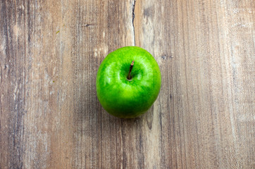 Photo top view of green natural single an apple on the wooden background