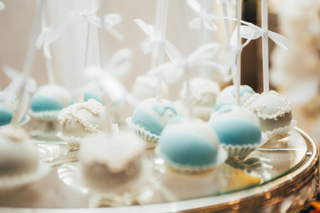 blue and white pop cakes