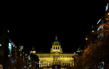 Fototapeta na wymiar Museo nacional de praga iluminado al final de una calle de Praga por la noche. 