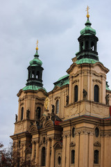 Fototapeta na wymiar Iglesia de San Nicolás bajo un cielo nublado en Praga. República checa
