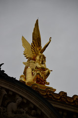 Fototapeta na wymiar オペラ座の銅像「ハーモニー」