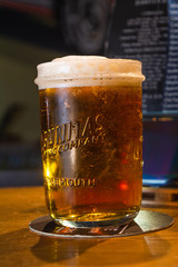 Vaso de cerveza con espuma