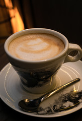 Taza de café con leche sobre un plato