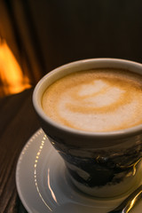 Café con leche espumoso en fondo negro