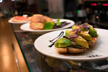 Tosta de desayuno con más platos de fondo