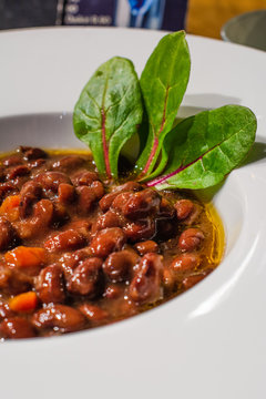 Frijoles rojos en un plato hondo blanco