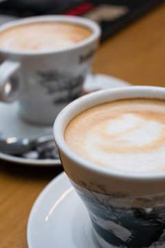 Dos tazas de caf&eacute; con leche espumoso