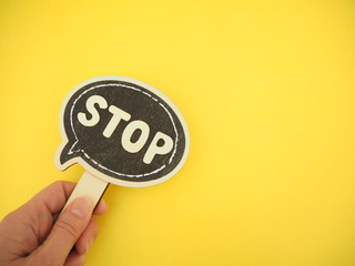 吹き出しにSTOPの単語、余白