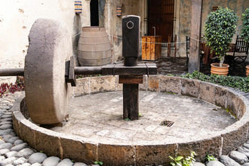 Herramientas rústicas para triturar el agave y hacer tequila.