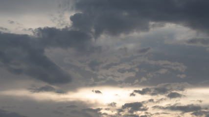 céu prateado com nuvens cinzas