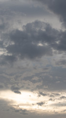 Fototapeta na wymiar céu prateado com nuvens cinzas