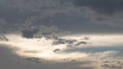céu prateado com nuvens cinzas