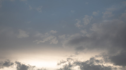 céu prateado com nuvens cinzas