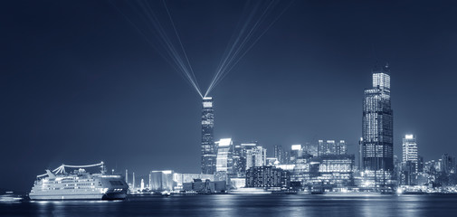 Obraz premium Laser show in Victoria Harbor of Hong Kong city at night