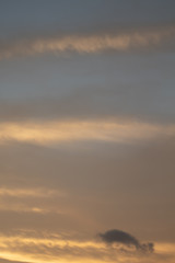 nuvens douradas no por do sol