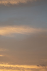 nuvens douradas no por do sol