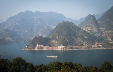 Fototapeta na wymiar View at Yangtze river for the traveler along with the three gorges area, 