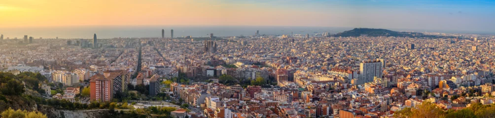 Fototapeten Barcelona Spanien, hohe Betrachtungswinkel Panorama Skyline der Stadt Sonnenaufgang von Bunkers del Carmel © Noppasinw