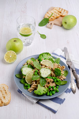Brown pasta with vegetables