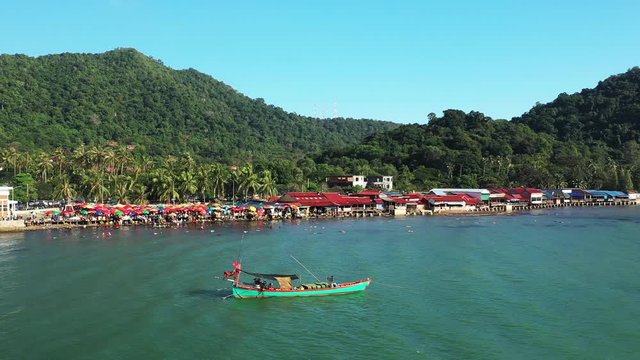 Un bateau devant le march&eacute; aux crabes de Kep vu du ciel au dessus de la mer, au Cambodge