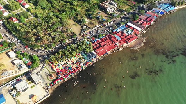 Le march&eacute; aux crabes de Kep vu du ciel en drone, Au Cambodge