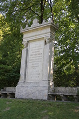 Fototapeta na wymiar monument in park