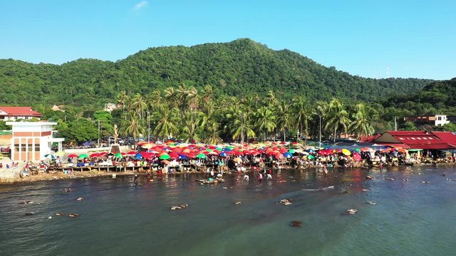 Le march&eacute; aux crabes de Kep vu de la mer, Au Cambodge