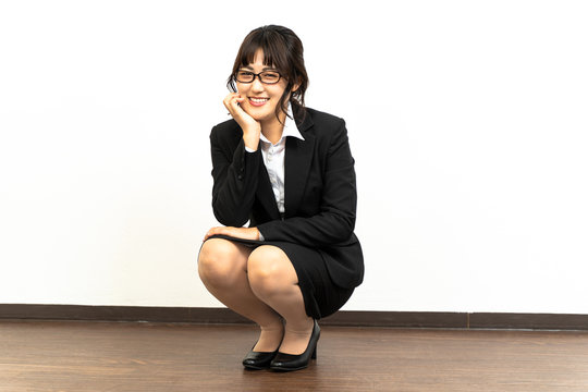 1 945 Best しゃがむ Images Stock Photos Vectors Adobe Stock