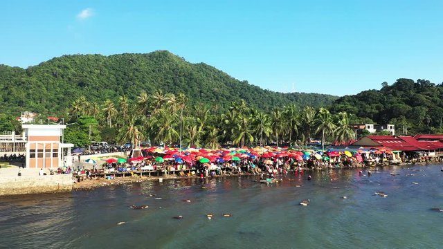 Le march&eacute; aux crabes de Kep vu du ciel au dessus de la mer, au Cambodge