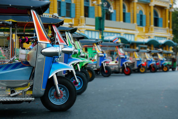 Fototapeta na wymiar alignment of tuk tuk in the street of bangkok-Thailand