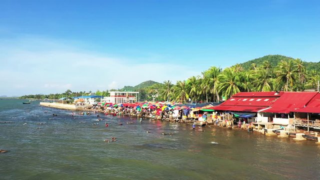 Le march&eacute; aux crabes de Kep vu de la mer, Au Cambodge