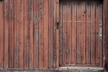 古い木製の外壁と戸口