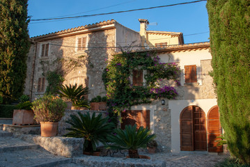 Fototapeta na wymiar Schönes altes spanisches Steinhaus auf der Baleareninsel Mallorca