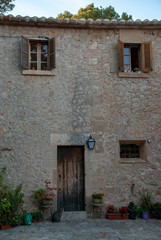 Fototapeta na wymiar Schönes altes mediterranes Steinhaus auf der spanischen Insel Mallorca