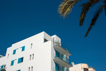 Modernes Hotel mit Balkonen auf spanischer Insel Mallorca