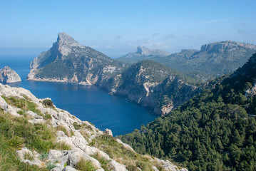 Fototapeta na wymiar Steile Felslandschaft am Cap Formentor auf spanischer Insel Mallorca