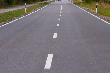 Obraz premium eine Mittellinie auf einer Hauptstraße