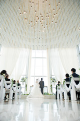チャペルで誓いを立てる新郎新婦　結婚式場　挙式