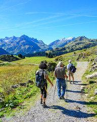 Fototapeta na wymiar Senioren wandern im herbstlichen Hochgebirge